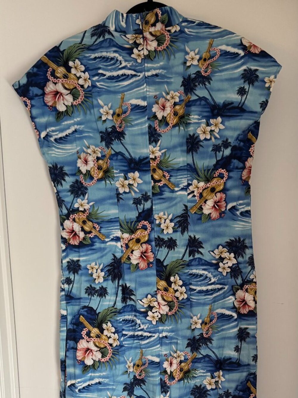 Vintage Hilo Hattie dress 100% Cotton, size Large, Hibicus/Ukulele's Pattern